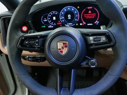 Used 2025 Porsche Cayenne image 24