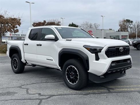 Used 2024 Toyota Tacoma TRD Off-Road image 7