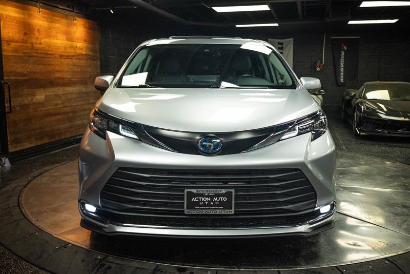 Used 2024 Toyota Sienna XLE w/ XLE Plus Package FWD image 4