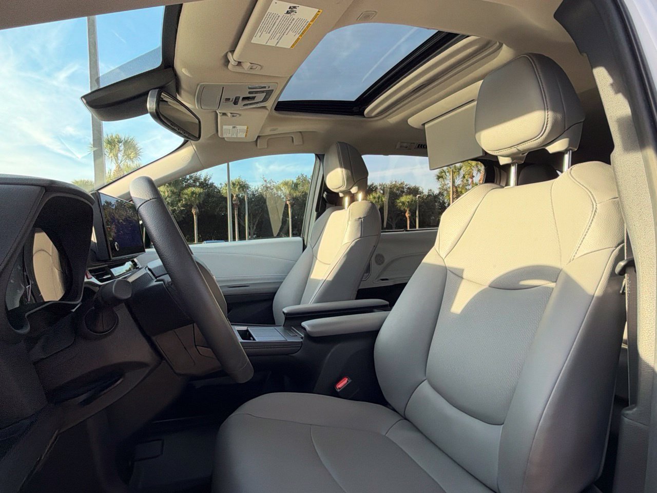 Used 2025 Toyota Sienna XLE w/ XLE Plus Package FWD image 6