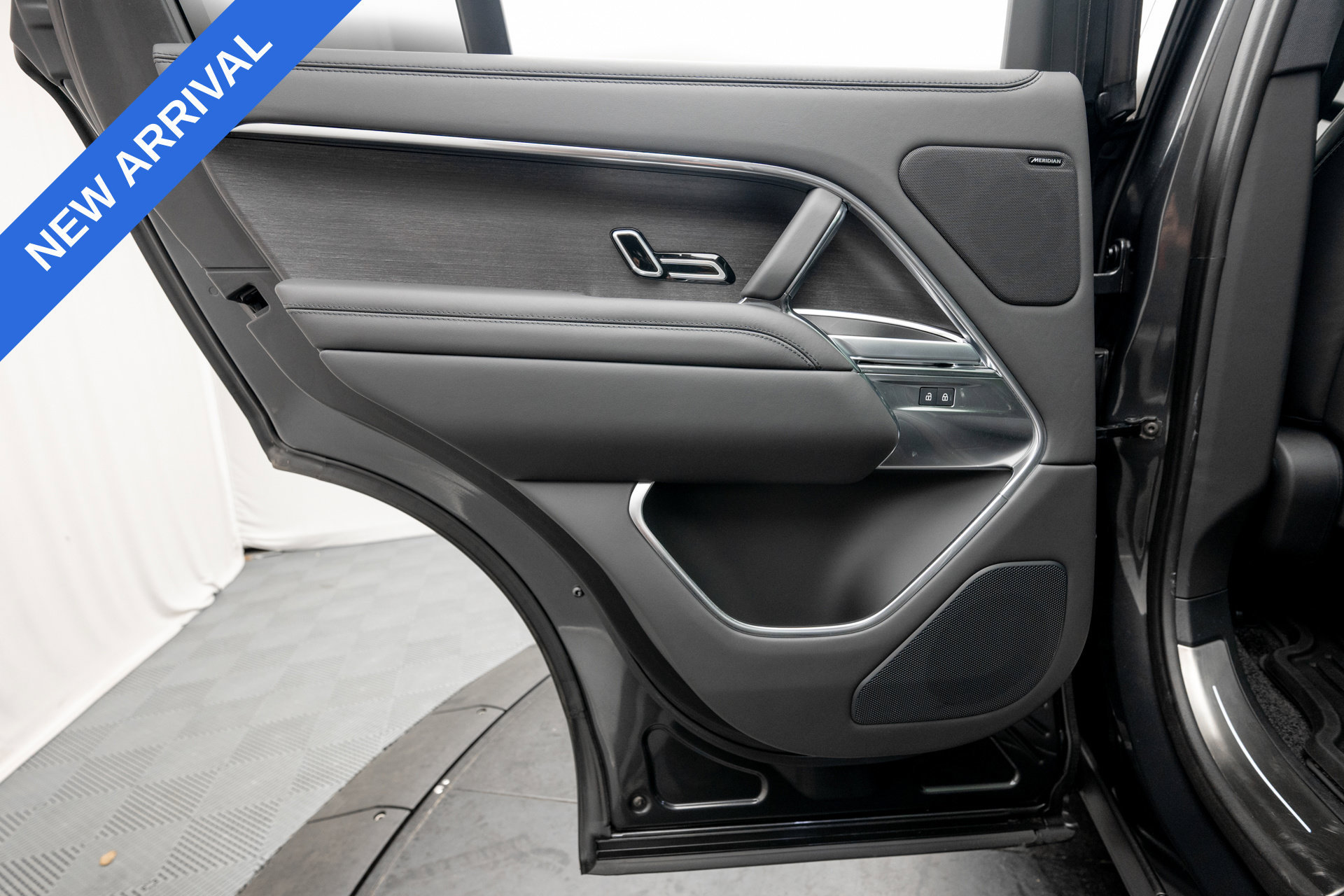 Used 2025 Land Rover Range Rover SE AWD/4WD image 24