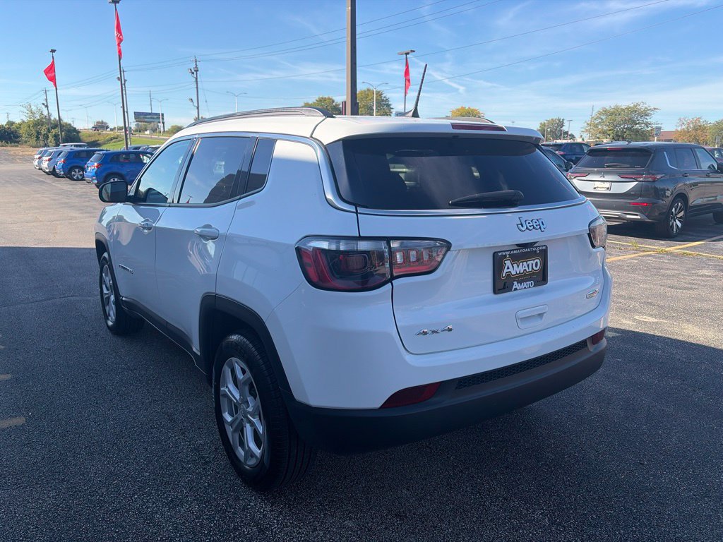 Used 2024 Jeep Compass Latitude AWD/4WD image 3