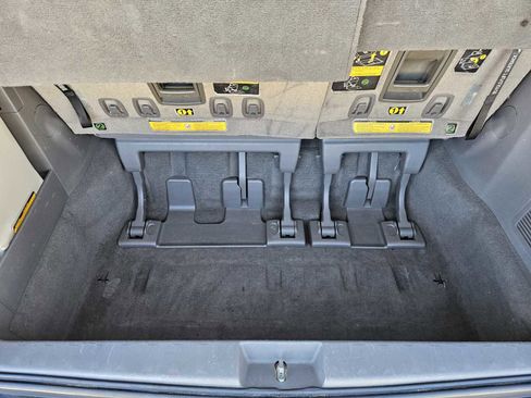 Used 2011 Toyota Sienna XLE image 32