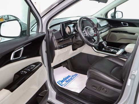 Used 2024 Kia Carnival EX FWD image 3