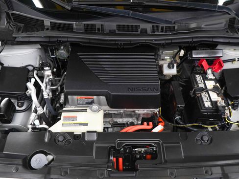 Used 2018 Nissan Leaf SV w/ SV Technology Package FWD image 31