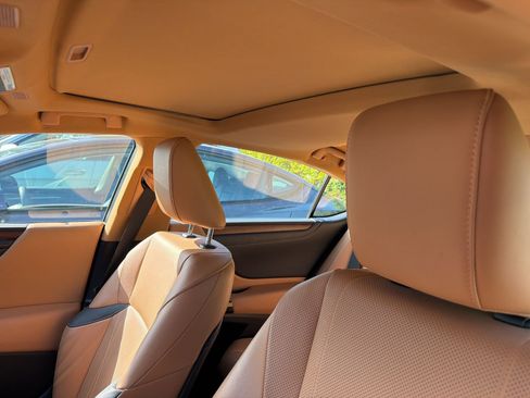 Used 2023 Lexus ES 300h w/ Accessory Package (Z1) image 9