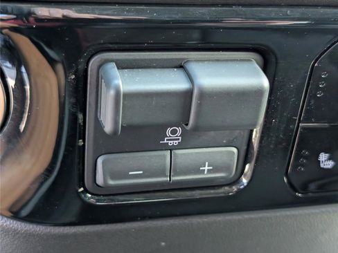 Used 2025 Chevrolet Silverado 1500 LT image 25