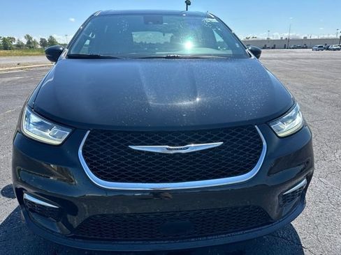 Used 2025 Chrysler Pacifica Select FWD image 2
