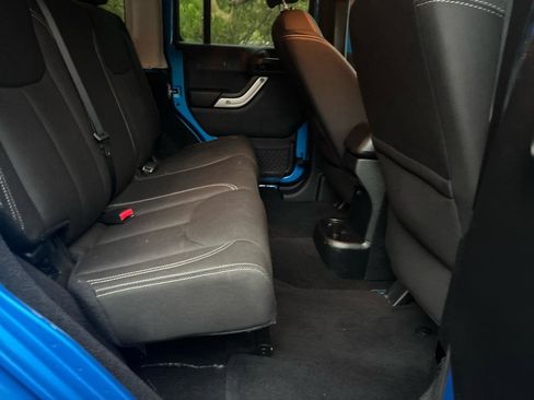 Used 2016 Jeep Wrangler Unlimited Sahara w/ Connectivity Group AWD/4WD image 16