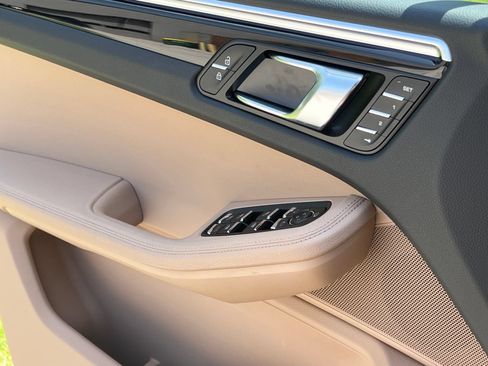 Certified 2025 Porsche Macan AWD/4WD image 36