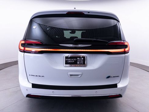 Used 2023 Chrysler Pacifica Limited w/ Uconnect Theater Family Group FWD image 19