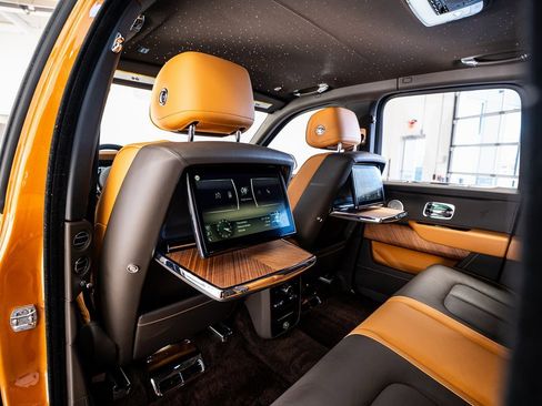 Used 2023 Rolls-Royce Cullinan w/ Cullinan Package image 63