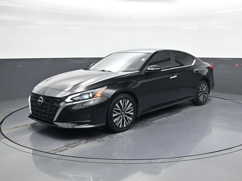 Used 2023 Nissan Altima 2.5 SV w/ SV Premium Package FWD image 3