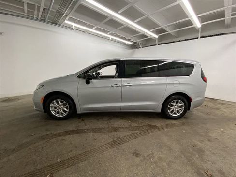 Used 2024 Chrysler Pacifica Touring-L image 3