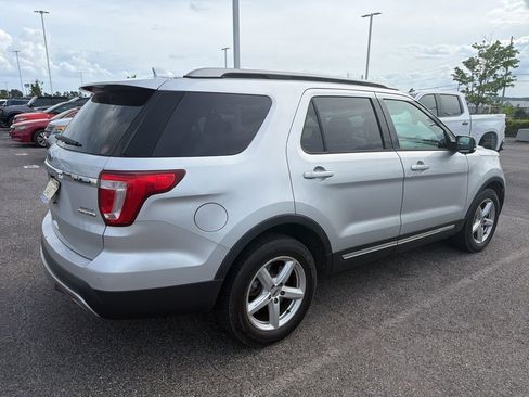 Used 2016 Ford Explorer XLT w/ Equipment Group 202A FWD image 8