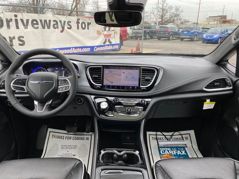 Used 2026 Chrysler Pacifica Limited image 21