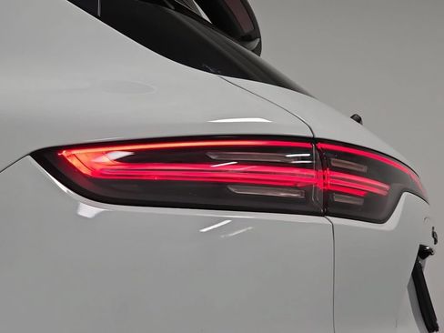 Certified 2022 Porsche Cayenne GTS AWD/4WD image 30