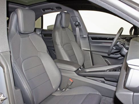 Used 2025 Porsche Macan Electric image 38