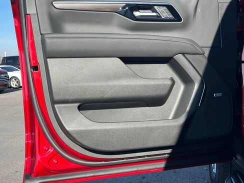 New 2026 Chevrolet Suburban Premier image 7