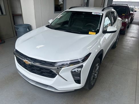 Used 2024 Chevrolet Trax LT image 2