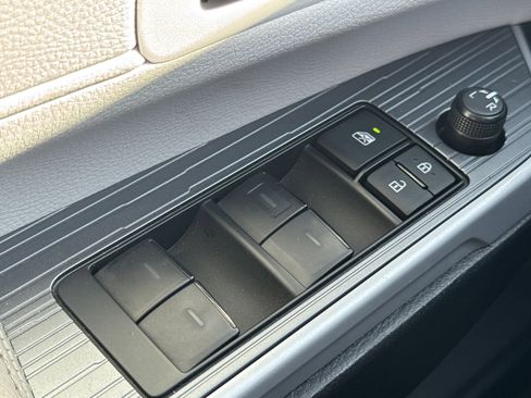 Used 2025 Toyota Sienna XLE image 22