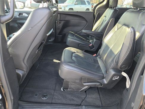 Certified 2021 Chrysler Pacifica Touring-L w/ Uconnect Theater Family Group image 21