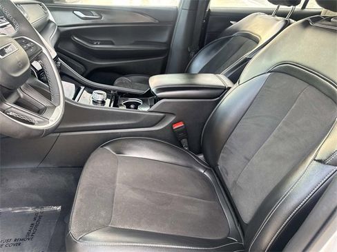 Used 2023 Jeep Grand Cherokee L Laredo image 21