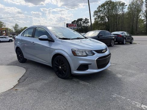 Used 2017 Chevrolet Sonic LT w/ Convenience Package image 8