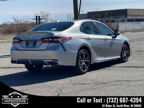 Used 2021 Toyota Camry SE image 6
