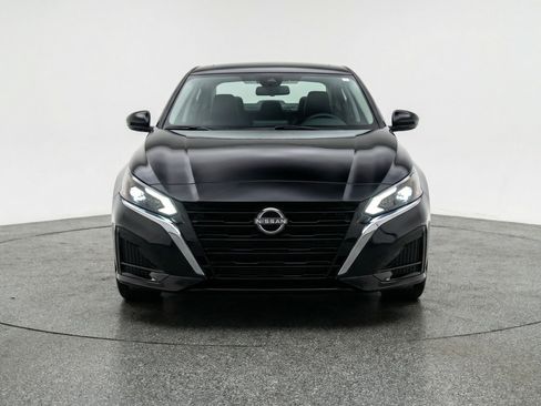 Used 2025 Nissan Altima 2.5 SV FWD image 2