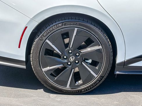 New 2026 Lexus ES 500e AWD/4WD image 10