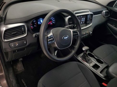 Used 2020 Kia Sorento LX image 9