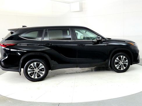 Used 2024 Toyota Highlander XLE image 6