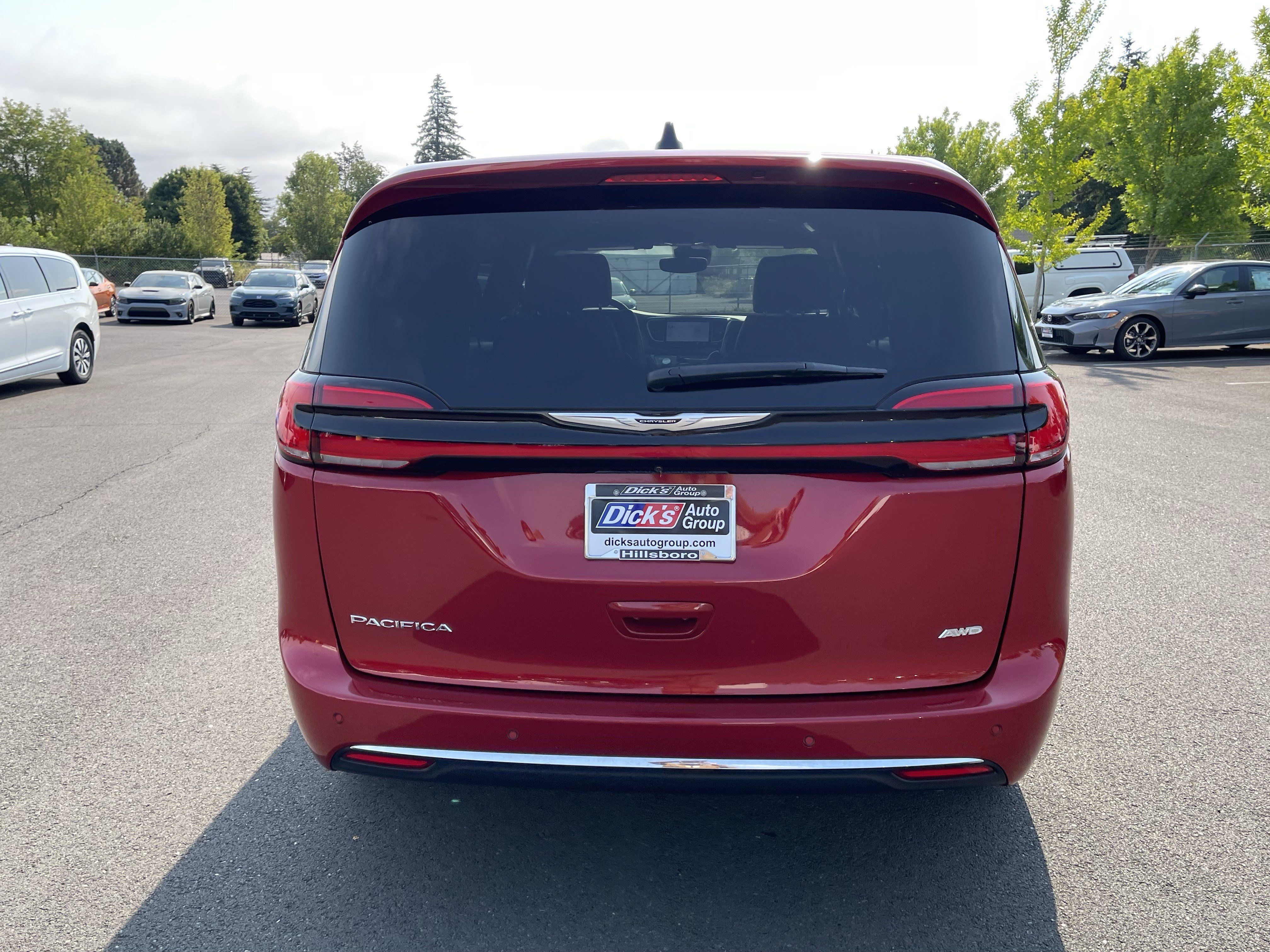 Used 2025 Chrysler Pacifica Select AWD/4WD image 4