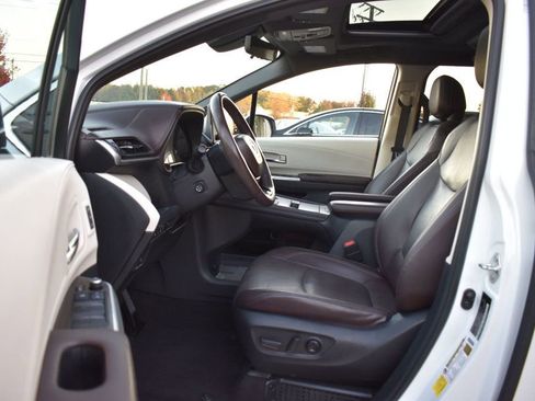 Used 2022 Toyota Sienna Platinum image 14