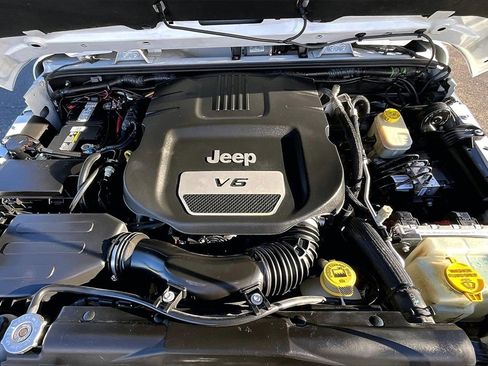 Used 2016 Jeep Wrangler Unlimited Sahara image 10