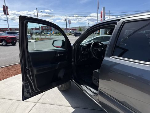 Used 2020 Toyota Tacoma TRD Off-Road AWD/4WD image 10