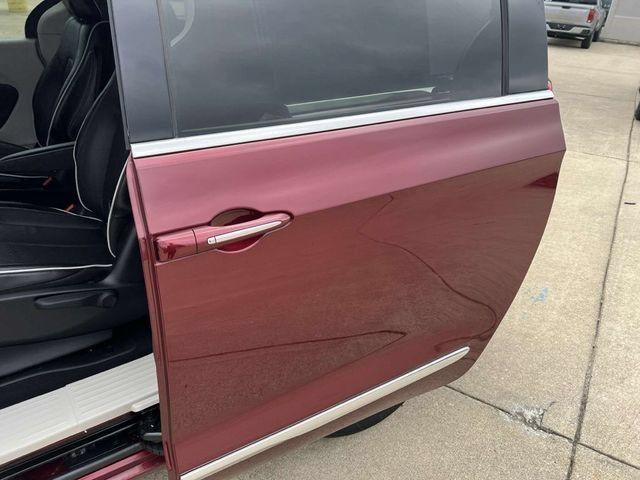 Used 2022 Chrysler Pacifica Limited FWD image 15