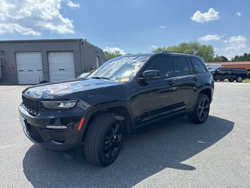 Used 2025 Jeep Grand Cherokee Limited w/ Black Appearance Package AWD/4WD image 3