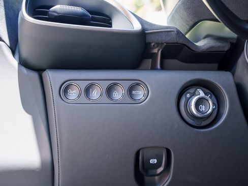 Used 2025 McLaren Artura image 14