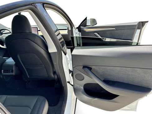 Certified 2023 Tesla Model Y AWD image 12