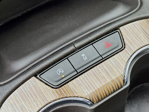 Used 2023 GMC Acadia SLE w/ Elevation Edition FWD image 21