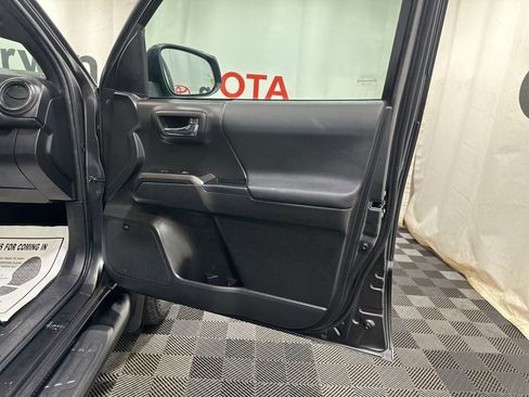 Used 2022 Toyota Tacoma TRD Off-Road image 10