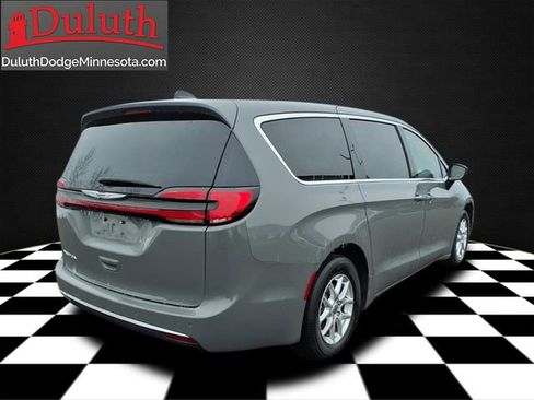 Used 2025 Chrysler Pacifica Select image 5