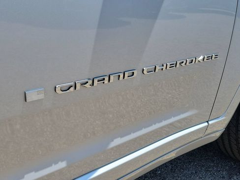 Used 2023 Jeep Grand Cherokee L Overland w/ Luxury Tech Group IV AWD/4WD image 7