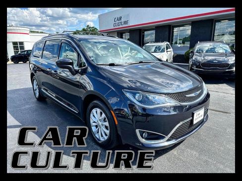 Used 2019 Chrysler Pacifica Touring-L FWD image 1