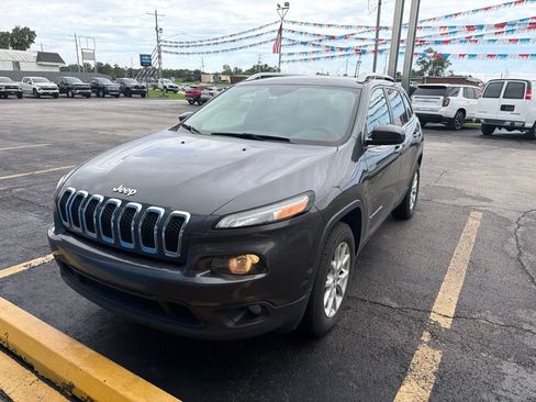 Used 2016 Jeep Cherokee Latitude w/ Cold Weather Group AWD/4WD image 2