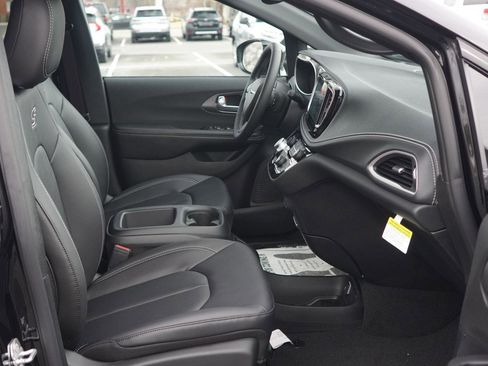 New 2026 Chrysler Pacifica Select w/ S Appearance Package image 30