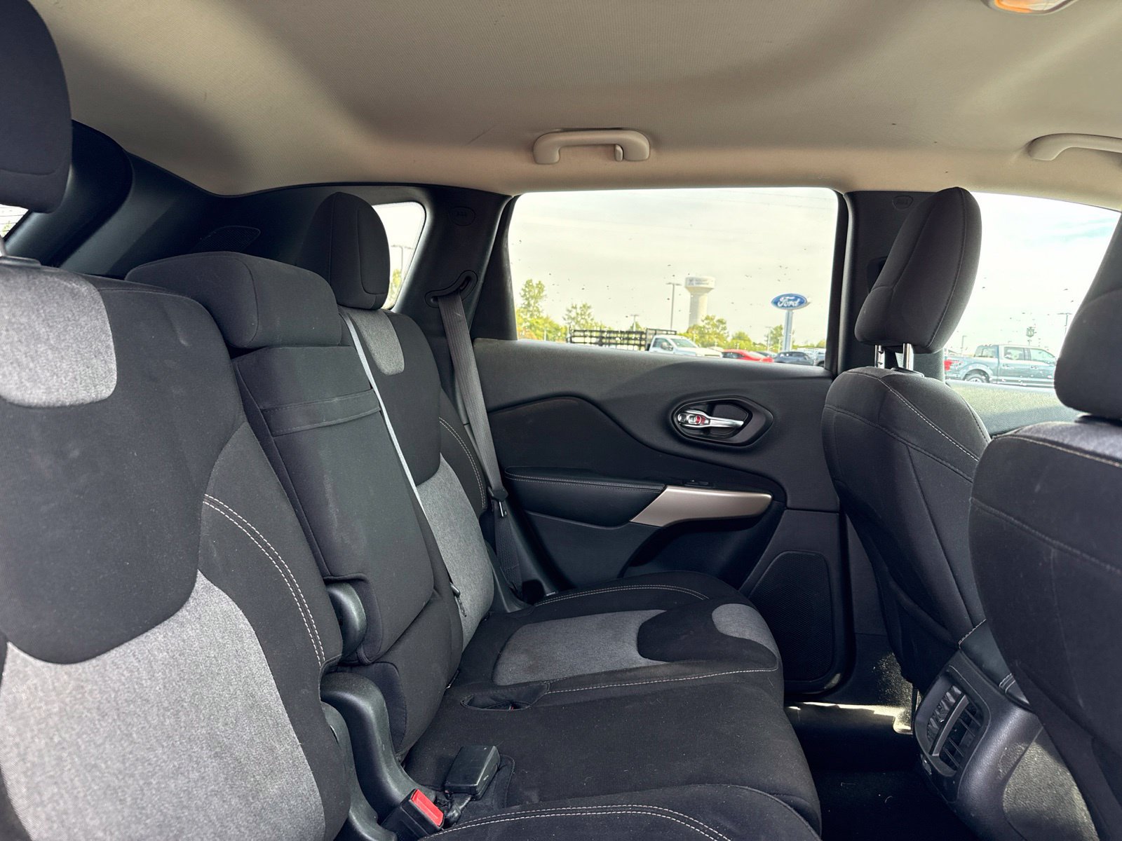 Used 2018 Jeep Cherokee Latitude w/ Altitude Package FWD image 16
