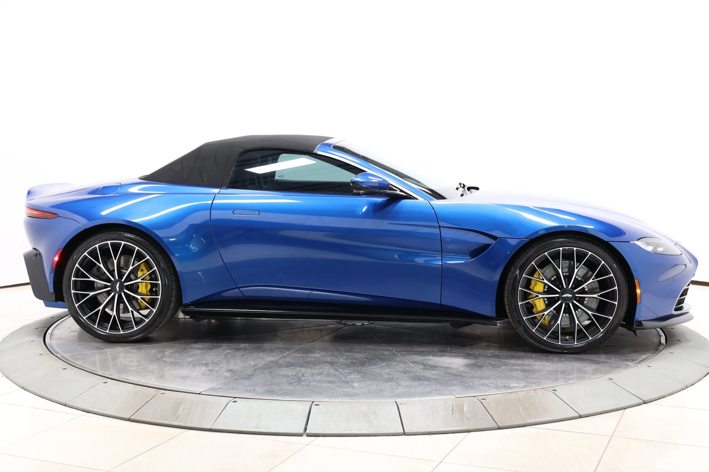Used 2023 Aston Martin V8 Vantage Roadster RWD image 93